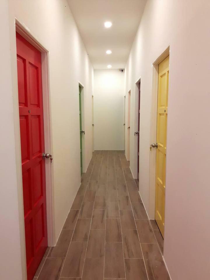 Ez Lodgings Kampong Gadong Exteriör bild