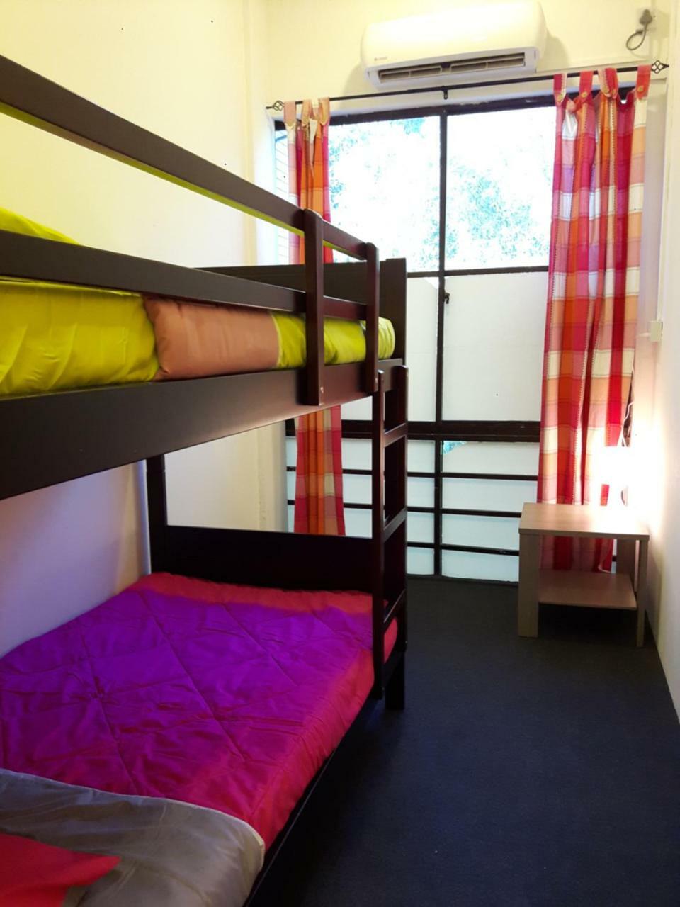 Ez Lodgings Kampong Gadong Exteriör bild