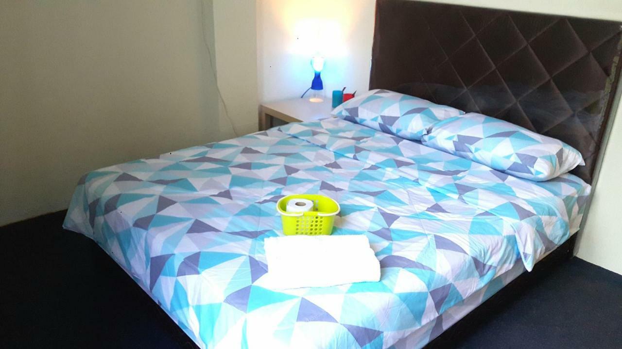 Ez Lodgings Kampong Gadong Exteriör bild