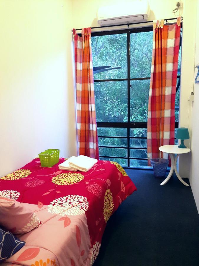 Ez Lodgings Kampong Gadong Exteriör bild